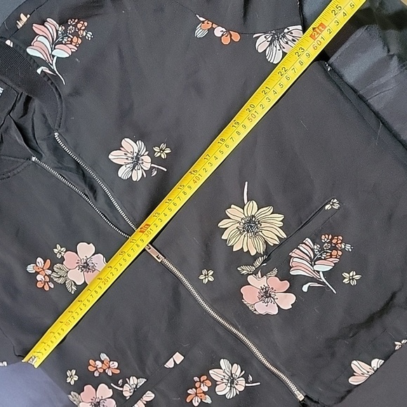 Who What Wear Deep  Black Pink Floral Zip Up Crop Jacket Size Large - Picture 8 of 9